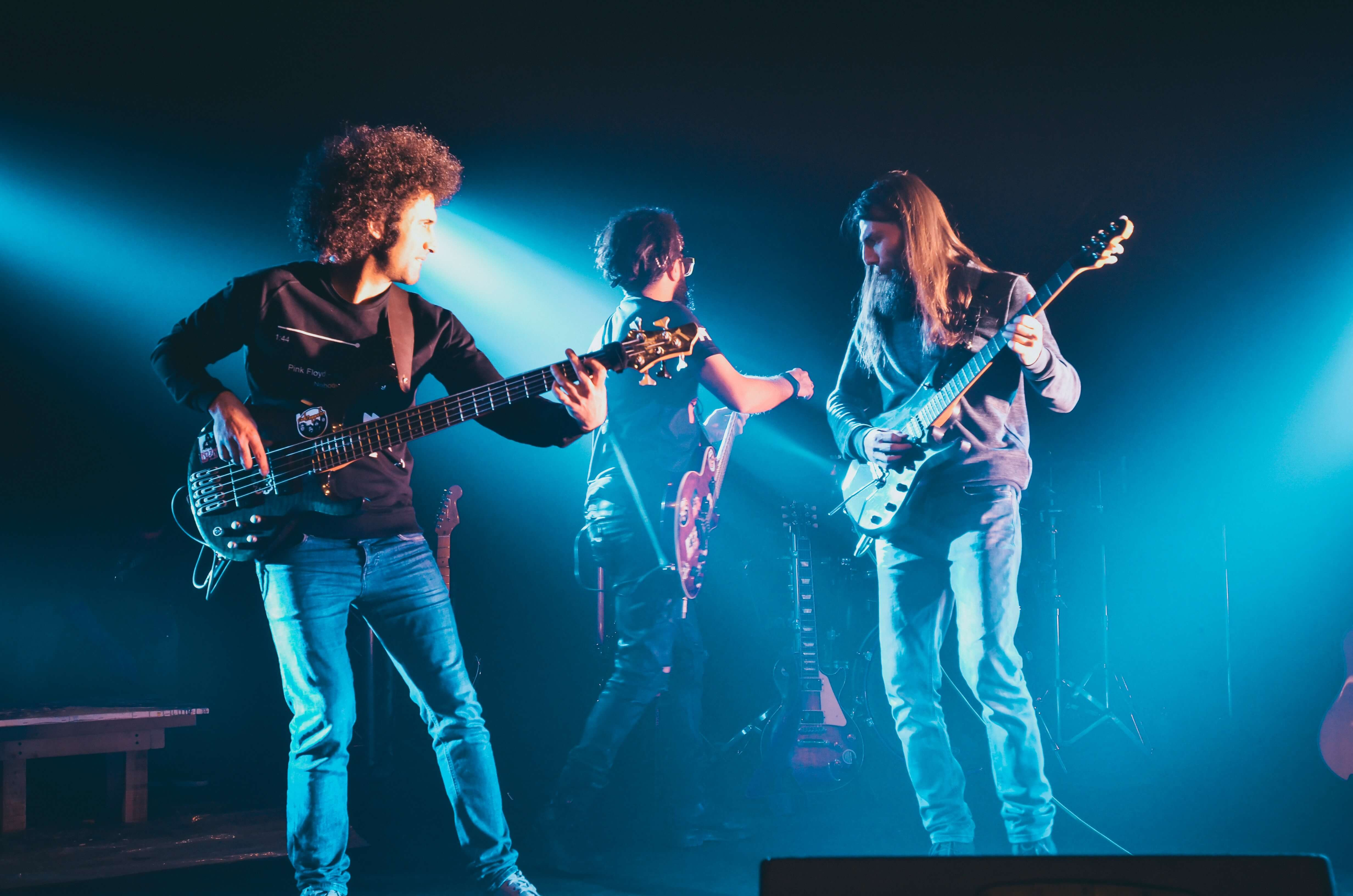 Banda de Rock tocando guitarra e baixo